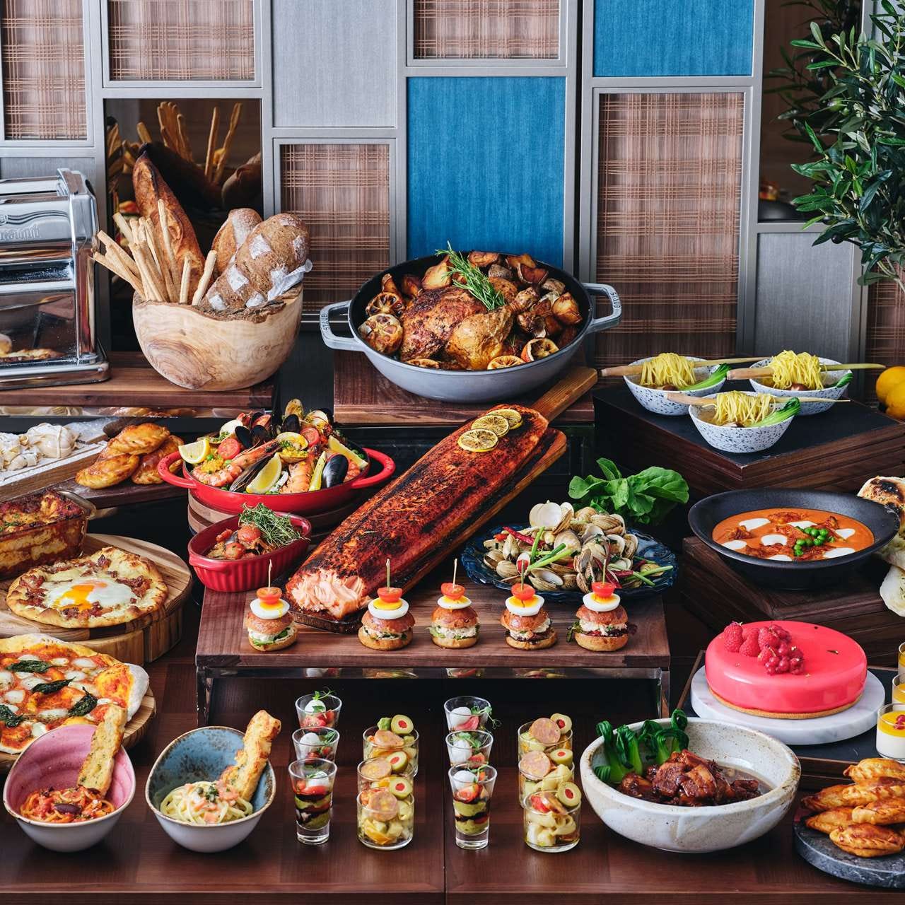 並べられた色とりどりの料理