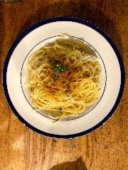 シラスと九条ねぎ、ボッタルガ（からすみ）のスパゲッティーニ