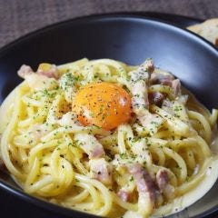 パンチェッタと濃厚チーズのカルボナーラ風パスタ～トリュフの香り～