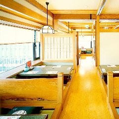 窓側のお席で大阪の府に気を感じながらお食事をお楽しみ下さい。