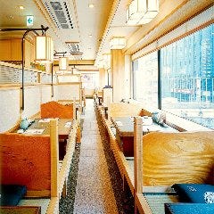 窓側のお席でゆったりと御寛ぎ下さいませ。