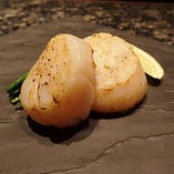 「帆立貝柱鉄板焼」お刺身でも召し上がれる貝柱をミディアムレアで焼き上げます。素材本来の甘みが引き立つようシンプルに仕上げています！