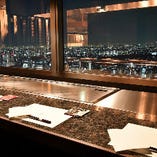 東京の夜景を一望できる贅沢な空間でのお食事をお楽しみください