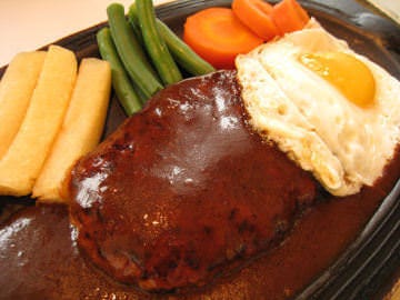フライドポテト、インゲン、にんじんを添えたハンバーグステーキと目玉焼き