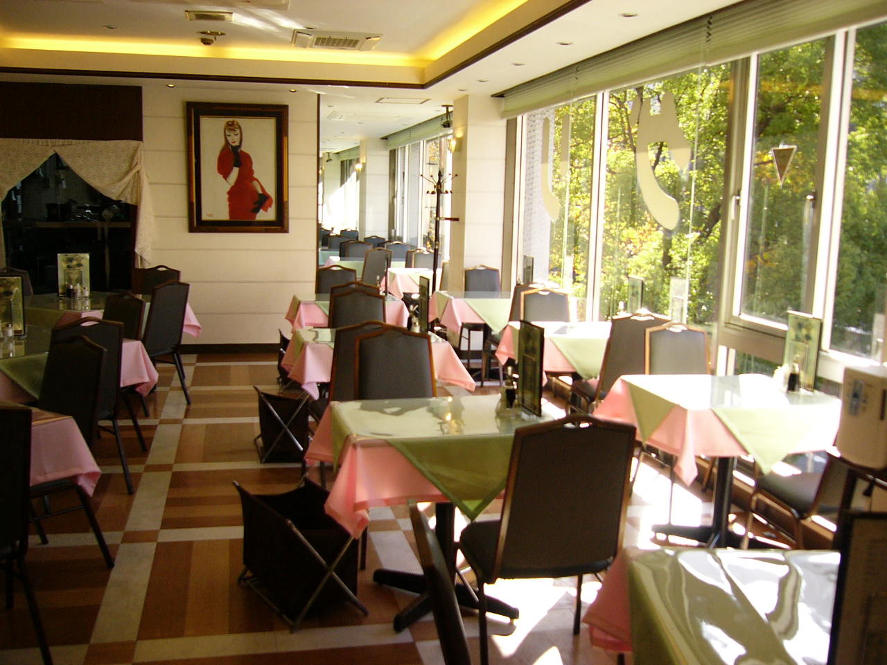 明るい窓際に並ぶテーブル席が特徴のタカセ池袋本店の内観