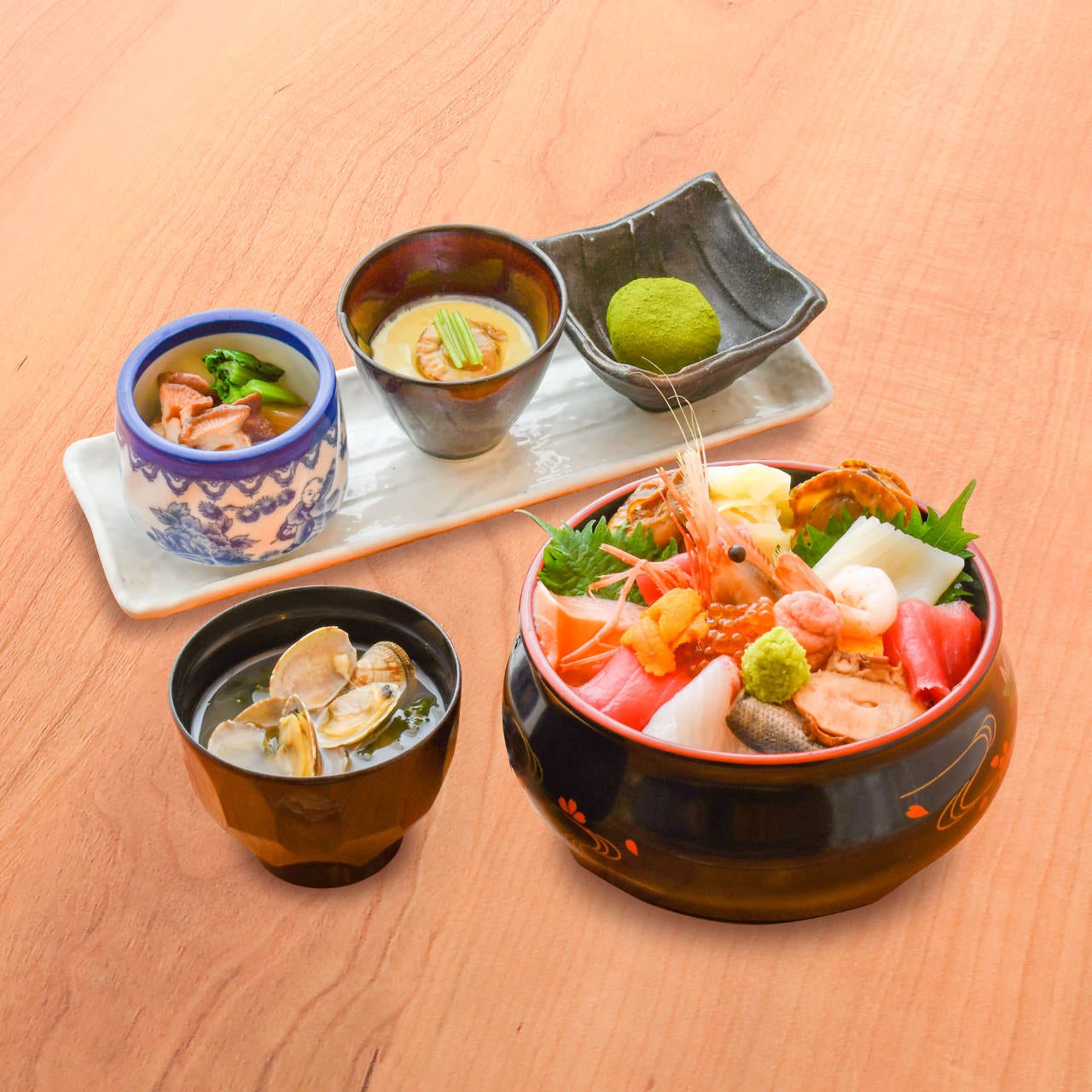 どんぶりに入った豪華海鮮丼御膳