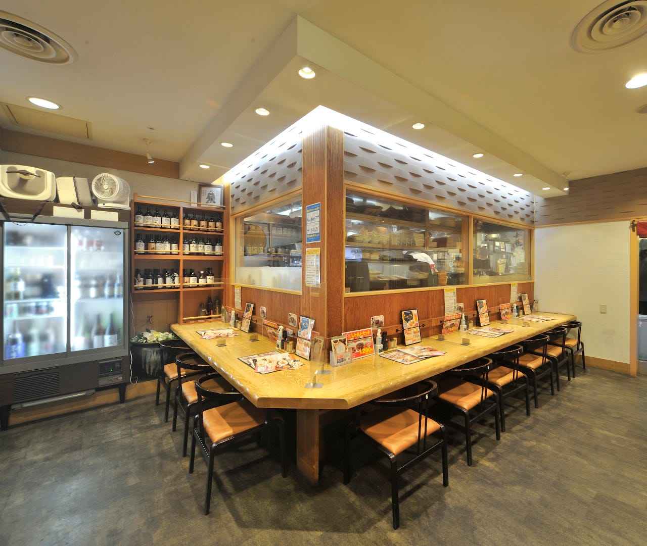 厨房を囲むようにカウンター席が並ぶ利久の和食処 松島