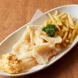 「フィッシュ＆チップス」に添えられたタルタルソースは、お店手作りの特製ソース。サクッと揚がった白身魚と一緒にお召し上がりください。