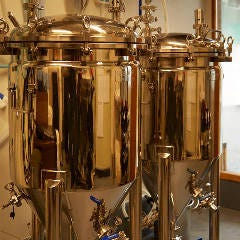 タンクの中でビールを発酵させ、深い味わいが生まれます