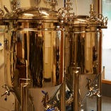 小型醸造タンクを使い、船橋産の野菜や果物ををはじめ多品種のビールを醸造。小さな醸造所ですが一つ一つ心を込めてビール造りをしています。