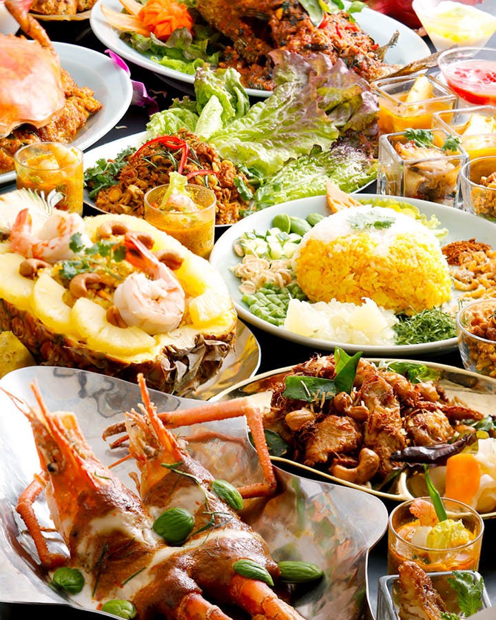 コサムイ バイ チェディルアンのさまざまな料理が並ぶプレミアム ビュッフェ