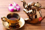 午後のゆったりとした時間を豊富な厳選茶葉でお過ごしください。特製の象のポットでお楽しみいたけます。（カフェ、ディナータイムのアラカルトメニュー）