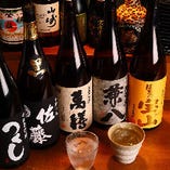 通も唸る銘酒「佐藤 黒」「萬膳」や、飲みやすくファンが多い定番の「兼八」「富乃宝山」など、焼酎の品揃えも自慢。