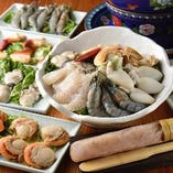 エビ、イカ、白身魚、ナマコ、カキなど多彩な海鮮具材