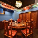 ご宴会に最適！北京風の円卓を囲んで楽しむテーブル席の完全個室（6〜8名様×2部屋）