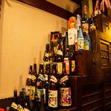 店内には全国から集めた日本酒と焼酎のボトルがずらり！