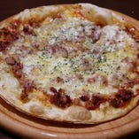 コンビーフハッシュのチーズピザ