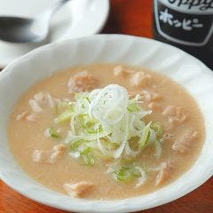看板メニューの「特製もつ煮込み」！味噌でじっくり煮込みました