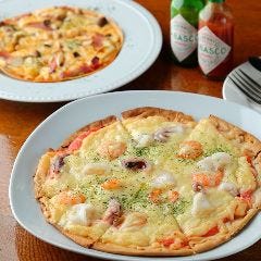 自慢のピッツァを各種取り揃え！お好みに応じてお作りも可