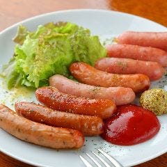 パリッとした皮の食感とジューシーな肉の旨味が人気のウィンナー