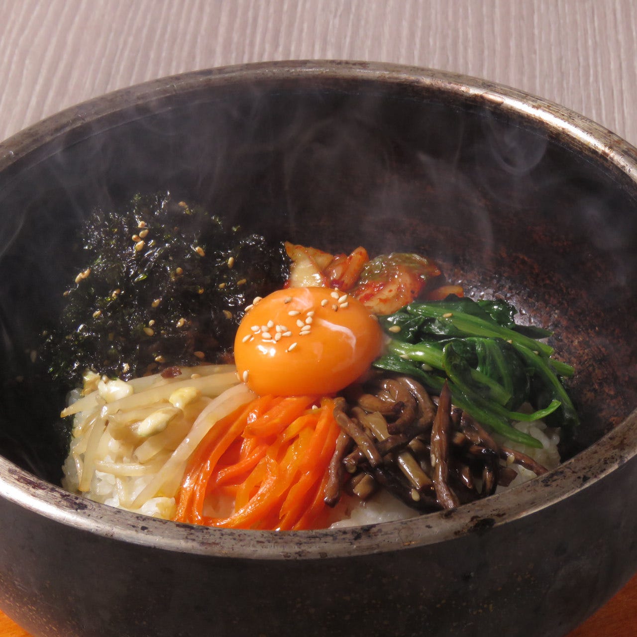 湯気が立っている石焼ビビンバ
