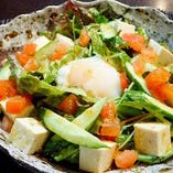 島豆腐と温泉卵のサラダ