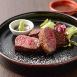 【銘柄牛ステーキ】
新鮮野菜と合せる武遊田サラダもおすすめ