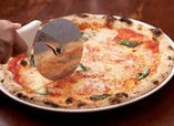 トマトソースとバジルのシンプルなピッツァ　センプリチェ