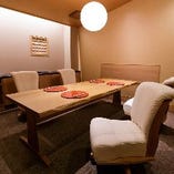 特別室【紅梅】
４名様用のテーブル席完全個室は心和む空間です
