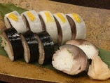 鯖の棒寿司　　今年も２色巻きが始まりました！