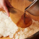 シャリは江戸前鮨ならではの赤酢を使用。米の甘みを愉しめます。