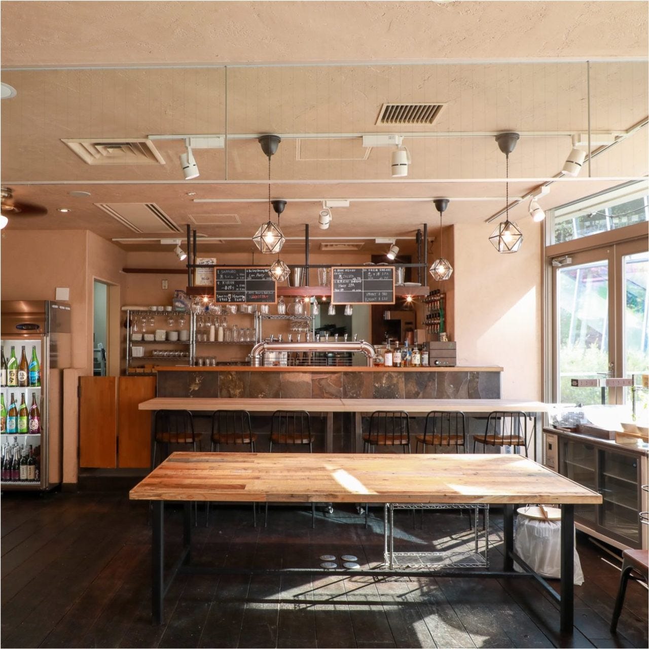 光が差し込む明るい店内の席から見えるカウンター