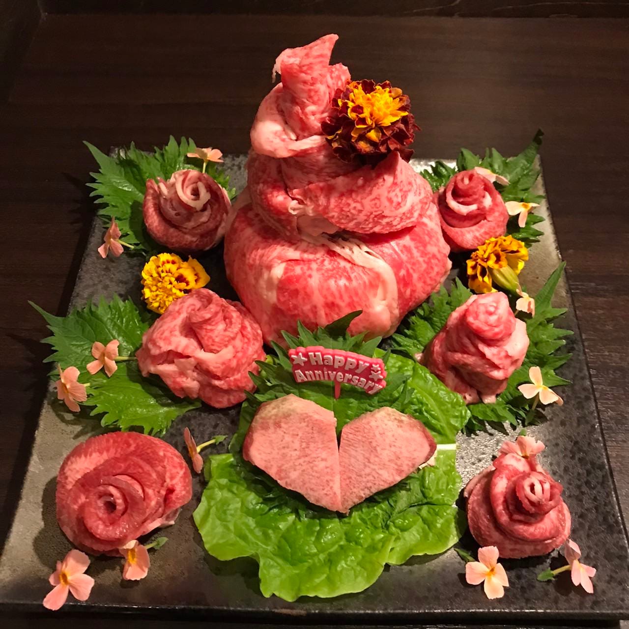 肉ケーキプレート 記念日に 2名様から承ります 誕生日 結婚記念日 の詳細 炭火焼肉 トロとん亭 刈谷 焼肉 ぐるなび