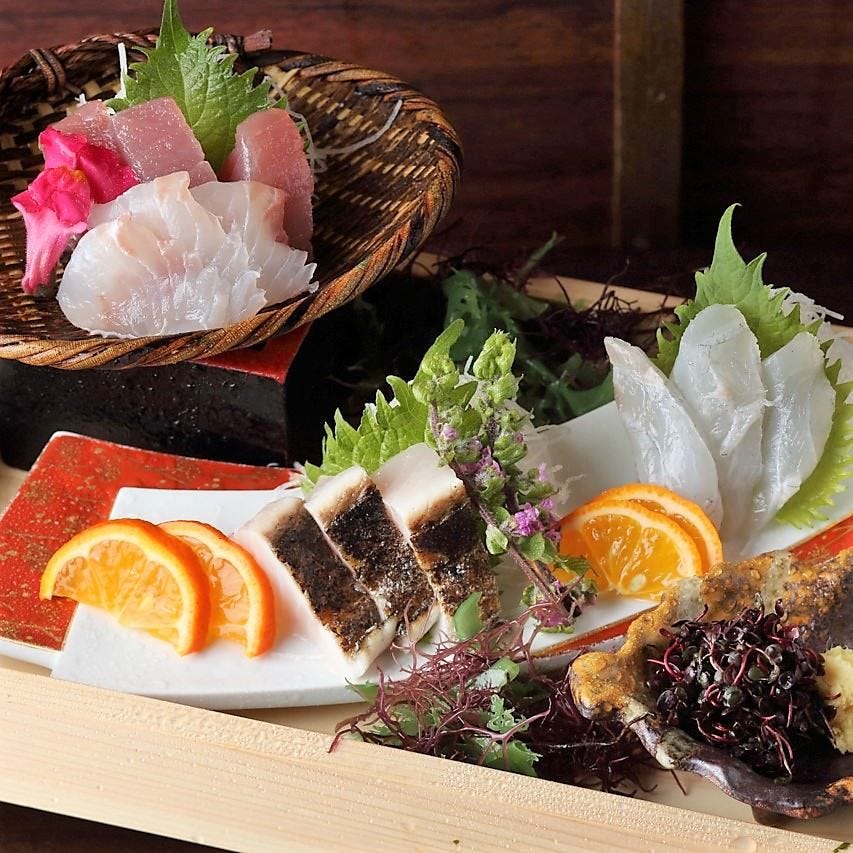 仙台で美味しい鮮魚を楽しめる和食店『三枡三蔵 仙台駅前本店』の「三種盛り合わせ」の写真