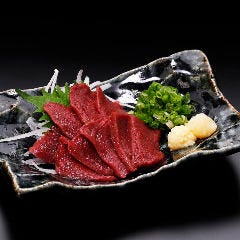 本場熊本より仕入れる馬刺し
