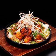 ホルモンの鉄板焼き プリプリのホルモンを2種類の味からどうぞ
