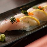 粟国の塩で食べる いまいゆのお寿司（白身魚）レモン添え