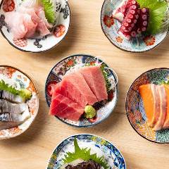 テーブルに置かれた各種刺身