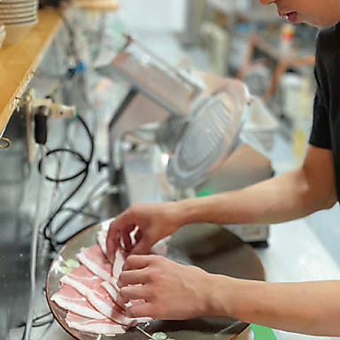 島唄三線ライブ×島豚しゃぶしゃぶ あぐー家_アグー豚は注文を頂いてから切り出し