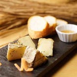 カマンベールチーズの藁焼き～ハニークラッカーと共に～