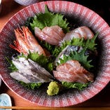 舞鶴漁港直送の旬の鮮魚、丹波地鶏の鶏せせり、厳選食材を使用