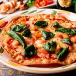 モッツァレラとバジルのピザ