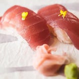 木津市場、中央卸売市場から仕入れる新鮮なお魚は握り寿司、刺身、カルパッチョ、しゃぶしゃぶ鍋…等々でお楽しみください。