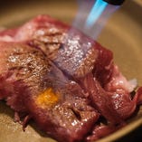 神戸牛の握り寿司は、最後の“炙り”により旨みを引き出します。