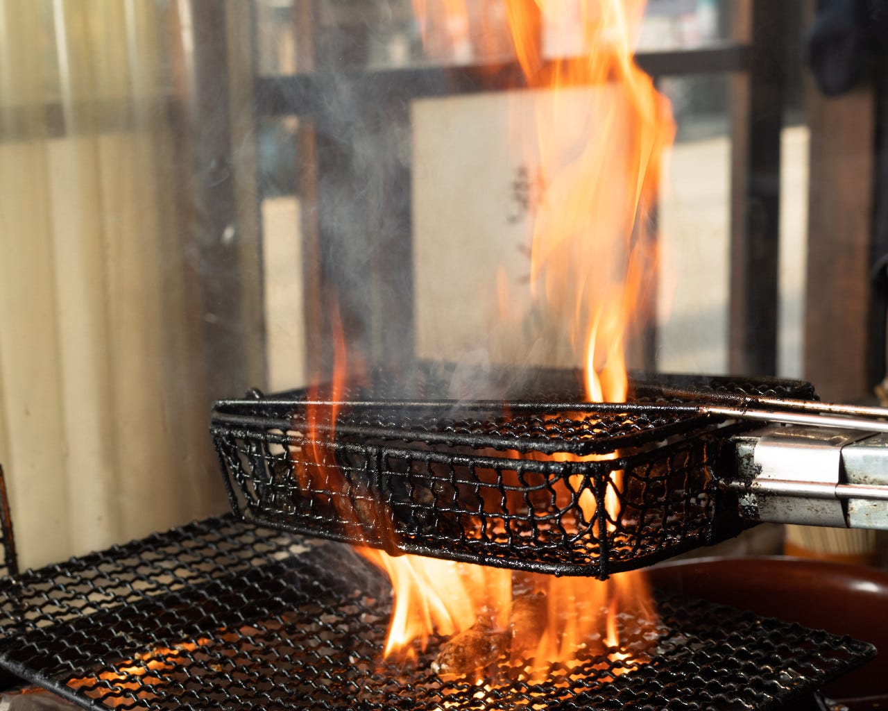 豪快な炎で調理し素材の旨みを閉じ込めます！