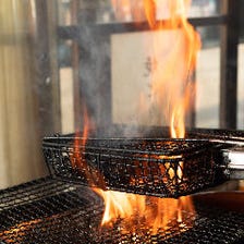 豪快な炎で調理「鶏もも天然塩焼き」
