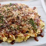 【とろろ】
ふわっと軽い食感が魅力のお好み焼きは小麦粉不使用