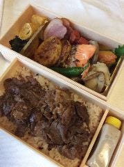 牛とろ弁当(自然薯とろろ付き)