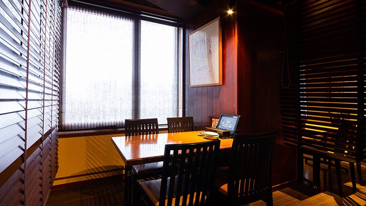 木を基調とした「ふとっぱら 天神総本店」のテーブル席