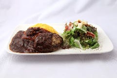 花咲きオムライスとシーザーサラダのワンプレート。